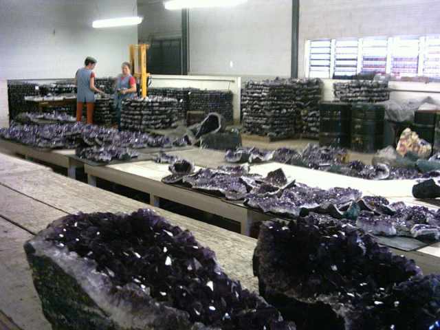 ../Images/amethyst-geode-clusters-n-pieces.jpg