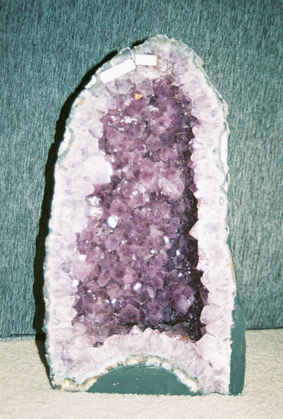 ../Images/amethyst-geode_0851560-R1-012-4A.jpg